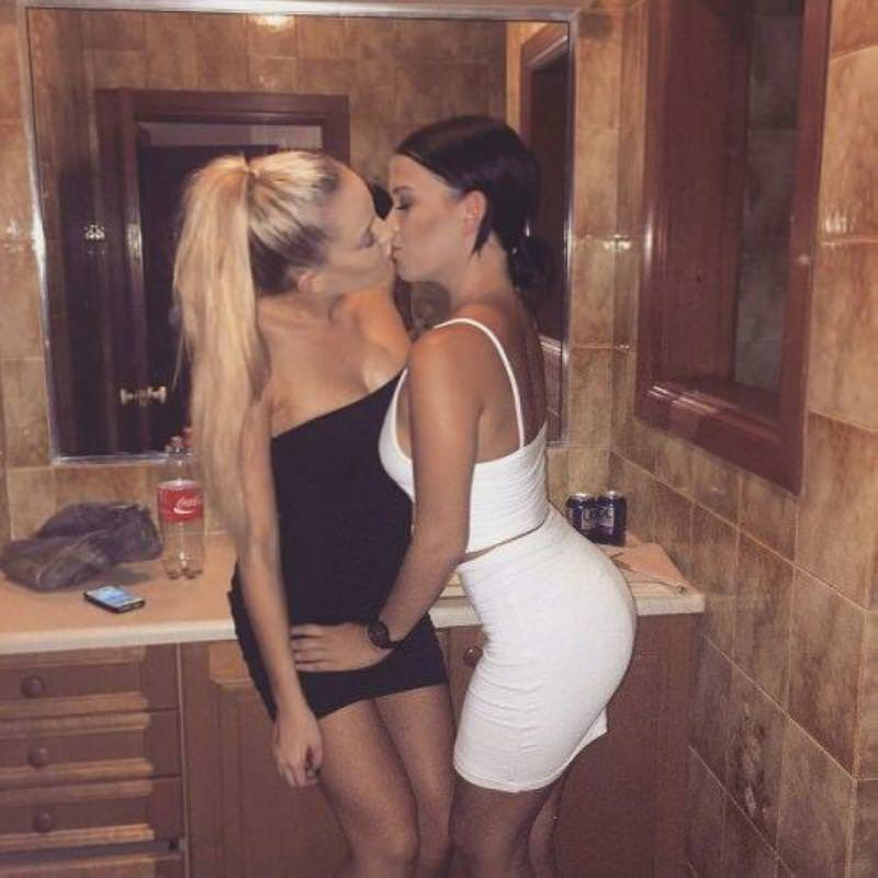 Girls kissing girls