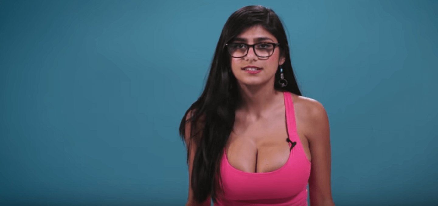 Mia khalifa showing boobs
