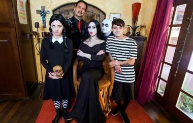 Vanilla B. reccomend familystrokes halloween costume with creepy family