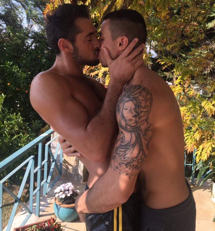Soda P. reccomend Gay kissing blog