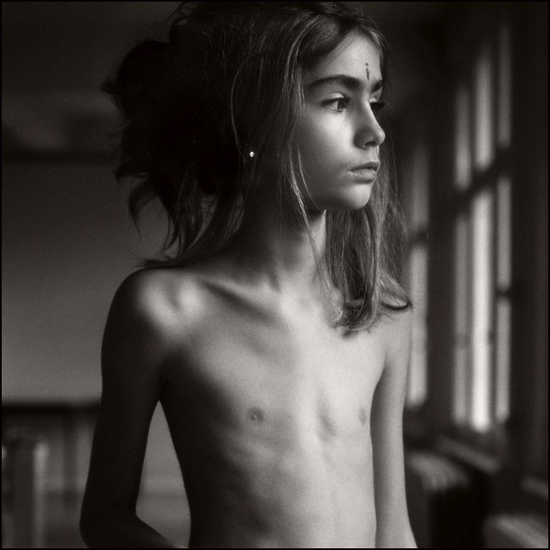 Black and white portrait of naked lady
