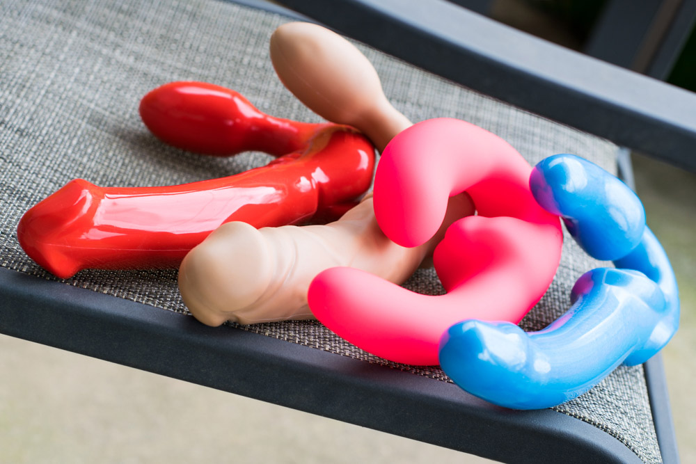 Manhattan recommendet Testing Toys - Vibrating Dildo and Clitoral Sucking Vibrator.